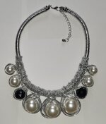 collana-semi-rigida-da-donna-in-acciaio-a-corda-argento-perle-e-pietre-brillanti