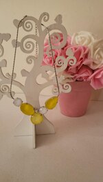 collana-pendente-semi-rigida-da-donna-color-argento-con-pietre-gialle-no-nichel