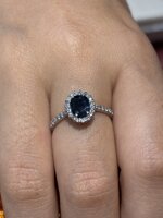 anello-in-oro-con-zaffiro-e-zirconi