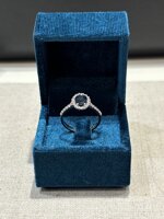 anello-in-oro-con-zaffiro-e-zirconi