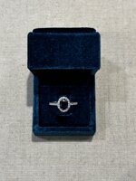 anello-in-oro-con-zaffiro-e-zirconi