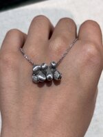 collana-con-pendaglio-inciso-a-bulino-e-diamanti