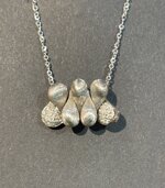 collana-con-pendaglio-inciso-a-bulino-e-diamanti