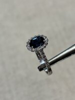 anello-in-oro-con-zaffiro-e-zirconi