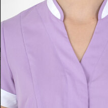 particolare collo Aurelia collo coreana a contrasto, manica a contrasto e abbottonatura nascosta