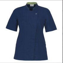 Casacca Giada manica corta blu vestibilità Slim Fit, mentre il tessuto in TENCEL™ lascia la pelle piacevolmente asciutta e mantiene