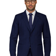 Giacca Classica 2 bottoni blu Giacca classica con 2 bottoni e collo a lancia e 2 tasche a filetto e taschino interno.