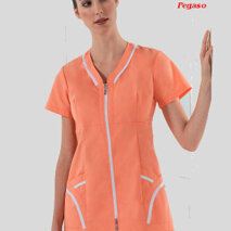 casacca Altea salmone realizzata in un leggero policotone, presenta una vestibilità Slim 130 gr