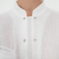 particolare del collo con bottoni in metallo