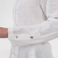 particolare della manica con bottone gioiello