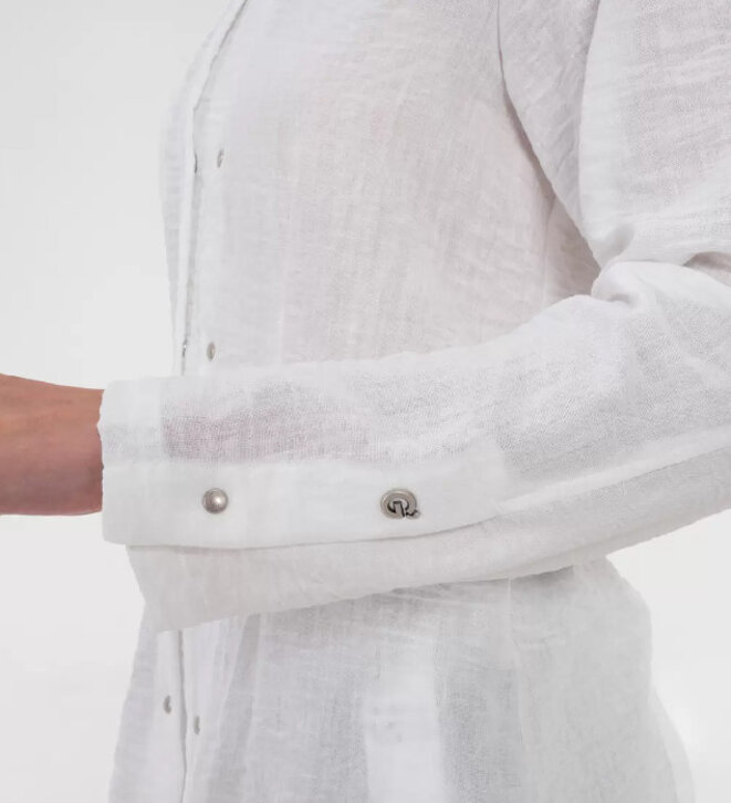 un fondo manica in stile militare e uno sparato chiuso da 2 automatici in ottone completano il capo