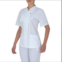 Casacca Giada manica corta Bianca vestibilità Slim Fit, mentre il tessuto in TENCEL™ lascia la pelle piacevolmente asciutta