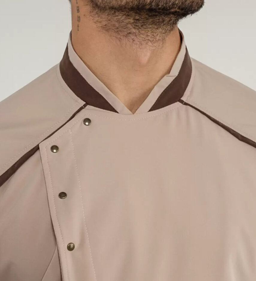 Collo alla coreana e inserti stesso colore