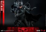 hot-toys-the-batman-with-bat-signal-deluxe-pattinson-16-doll-figure