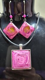 parure-fuxia-con-vortice-con-tecnica-petridish