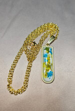 pendente-in-ottone-e-fiori-celesti-e-gialli