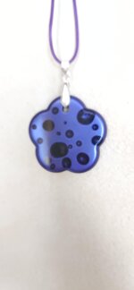 pendente-a-fiore-viola-con-finte-bollicine