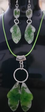 parure-farfalla-con-foglie-verdi