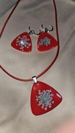 parure-triangolare-rossa-e-fiori-celestini