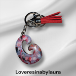 portachiavi-assortiti-nei-colori-e-nelle-iniziali-di-resina-epossidica