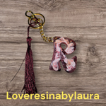 portachiavi-assortiti-nei-colori-e-nelle-iniziali-di-resina-epossidica