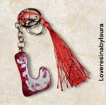 portachiavi-assortiti-nei-colori-e-nelle-iniziali-di-resina-epossidica