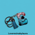 portachiavi-assortiti-nei-colori-e-nelle-iniziali-di-resina-epossidica