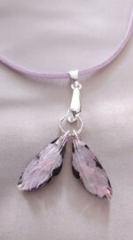 parure-ali-di-farfalla-base-nera-foglie-rosa