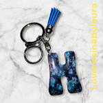 portachiavi-assortiti-nei-colori-e-nelle-iniziali-di-resina-epossidica