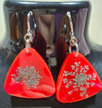 parure-triangolare-rossa-e-fiori-celestini