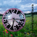 orologio-piccolo-da-parete-base-nera-e-numeri-rosa