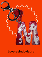 portachiavi-assortiti-nei-colori-e-nelle-iniziali-di-resina-epossidica