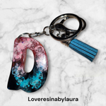 portachiavi-assortiti-nei-colori-e-nelle-iniziali-di-resina-epossidica