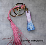 portachiavi-assortiti-nei-colori-e-nelle-iniziali-di-resina-epossidica