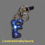 portachiavi-assortiti-nei-colori-e-nelle-iniziali-di-resina-epossidica