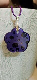 pendente-a-fiore-viola-con-finte-bollicine