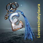 portachiavi-assortiti-nei-colori-e-nelle-iniziali-di-resina-epossidica