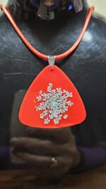 parure-triangolare-rossa-e-fiori-celestini