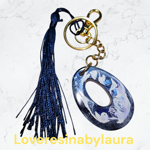 portachiavi-assortiti-nei-colori-e-nelle-iniziali-di-resina-epossidica