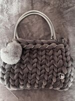 borsa-intrecciata-grigia-con-manici-e-dettagli-glamour