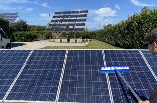 JTdCJTIyZGUlMjIlM0ElMjJQcm9mZXNzaW9uZWxsZSUyMEIlQzMlQkNyc3RlJTIwenVyJTIwUmVpbmlndW5nJTIwdm9uJTIwU29sYXJtb2R1bGVuJTIyJTJDJTIyZW4lMjIlM0ElMjJzb2xhciUyMHBhbmVsJTIwY2xlYW5pbmclMjBicnVzaCUyMiUyQyUyMml0JTIyJTNBJTIyU3BhenpvbGElMjBsYXJnYSUyMHBlciUyMGxhJTIwcHVsaXppYSUyMHJhcGlkYSUyMGRlaSUyMHBhbm5lbGxpJTIwZm90b3ZvbHRhaWNpJTIwZGElMjB0ZXJyYSUyMiUyQyUyMmVzJTIyJTNBJTIyTGltcGllemElMjBwcm9mZXNpb25hbCUyMGRlJTIwcGFuZWxlcyUyMHNvbGFyZXMlMjBjb24lMjBjZXBpbGxvJTIweSUyMHAlQzMlQTlydGlnYSUyMHRlbGVzYyVDMyVCM3BpY2ElMjIlMkMlMjJmciUyMiUzQSUyMkJyb3NzZSUyMGxhcmdlJTIwcG91ciUyMG5ldHRveWFnZSUyMHJhcGlkZSUyMGRlcyUyMHBhbm5lYXV4JTIwc29sYWlyZXMlMjIlMkMlMjJybyUyMiUzQSUyMkN1ciVDNCU4MyVDOCU5QmFyZWElMjBwcm9mZXNpb25hbCVDNCU4MyUyMGElMjBwYW5vdXJpbG9yJTIwc29sYXJlJTIwY3UlMjBwZXJpZSUyMCVDOCU5OWklMjB0aWolQzQlODMlMjB0ZWxlc2NvcGljJUM0JTgzJTIyJTdE