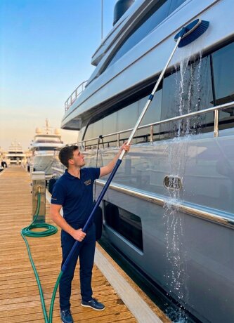 telescopic-water-fed-boat-brush-3m-handle.jpeg