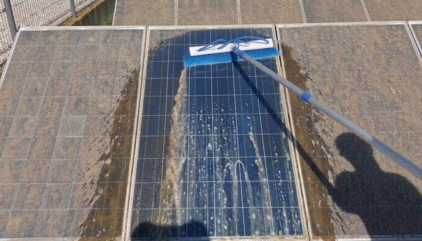 Pulire i pannelli fotovoltaici pu&ograve; rovinarli: gli errori pi&ugrave; comuni