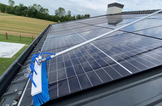 JTdCJTIyZGUlMjIlM0ElMjJCcmVpdGUlMjBCJUMzJUJDcnN0ZSUyMGYlQzMlQkNyJTIwZGllJTIwc2NobmVsbGUlMjBSZWluaWd1bmclMjB2b24lMjBTb2xhcm1vZHVsZW4lMjIlMkMlMjJlbiUyMiUzQSUyMnByb2Zlc3Npb25hbCUyMENsZWFuaW5nJTIwc29sYXIlMjBwYW5lbCUyMGluc3RhbGxhdGlvbiUyMiUyQyUyMml0JTIyJTNBJTIyU3BhenpvbGElMjBsYXJnYSUyMHBlciUyMGxhJTIwcHVsaXppYSUyMHJhcGlkYSUyMGRlaSUyMHBhbm5lbGxpJTIwZm90b3ZvbHRhaWNpJTIyJTJDJTIyZXMlMjIlM0ElMjJDZXBpbGxvJTIwYW5jaG8lMjBwYXJhJTIwbGltcGllemElMjByJUMzJUExcGlkYSUyMGRlJTIwcGFuZWxlcyUyMHNvbGFyZXMlMjIlMkMlMjJmciUyMiUzQSUyMkJyb3NzZSUyMHByb2Zlc3Npb25uZWxsZSUyMHBvdXIlMjBsZSUyMG5ldHRveWFnZSUyMGRlcyUyMHBhbm5lYXV4JTIwc29sYWlyZXMlMjIlMkMlMjJybyUyMiUzQSUyMlBlcmllJTIwcHJvZmVzaW9uYWwlQzQlODMlMjBwZW50cnUlMjBjdXIlQzQlODMlQzglOUJhcmVhJTIwcGFub3VyaWxvciUyMHNvbGFyZSUyMiU3RA==