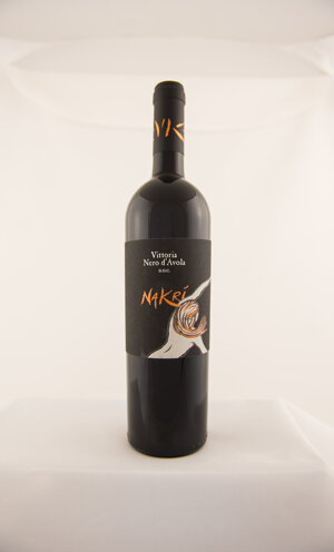 Il Vittoria Nero d'Avola Doc Nakrì ottenuto dalle uve di Nero d'Avola raccolte nei nostri vigneti