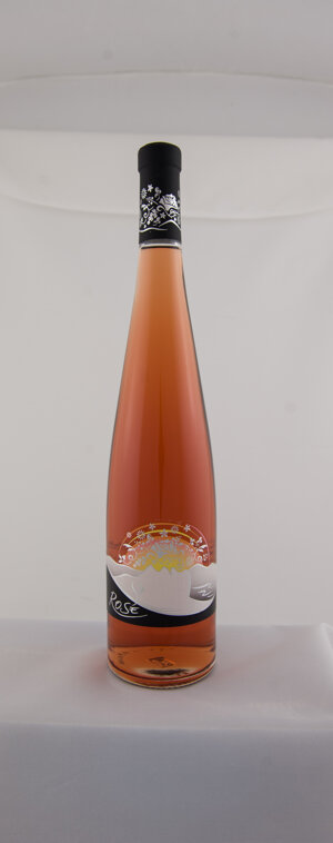 IRosato di Frappato Igt Terre Siciliane Rosè, ottenuto da uve Frappato, ottimo per aperitivo