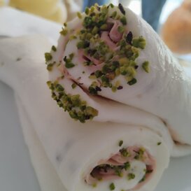 Rotolo di Mozzarella con Mortadella e Pistacchio Rotolo di Mozzarella con Mortadella e Pistacchio