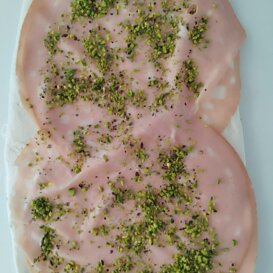 Rotolo di Mozzarella con Mortadella e Pistacchio Rotolo di Mozzarella con Mortadella e Pistacchio
