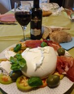 a-caponata-vera-mozzarella-di-bufala-dei-mazzoni-e-crudo-sdaniele