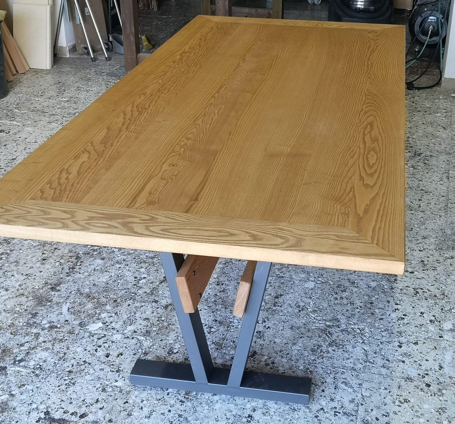 Realizzazione tavolo in Legno di Frassino con Piedi in ferro Realizzazione tavolo in Legno di Frassino con Piedi in ferro